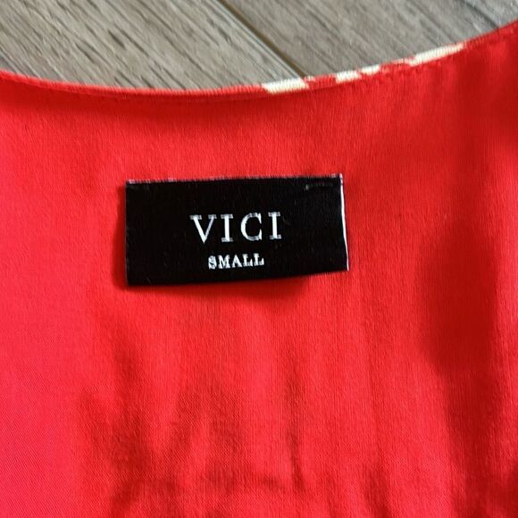 NWOT VICI RED FLORAL TIE TOP WITH FLARE SLEEVES SIZE SMALL - Picture 8 of 9